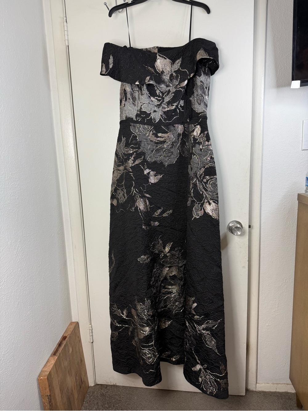 Teri Jon Rickie Freeman Black
Off-the-Shoulder Metallic Floral Jacquard dress 14 - Picture 3 of 11